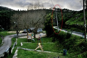 Perigo de derrube dun poste no parque infantil da Portameán en Belesar  ©Belesar Dixital