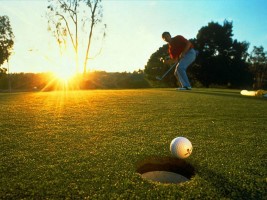 O campo de golf en Baredo pasa a ser realidade no novo documento.