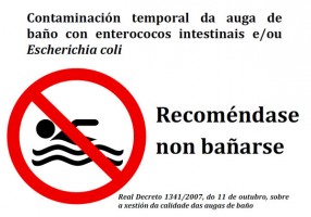 Cartel de recomendación de non bañarse por contaminación micobiolóxica