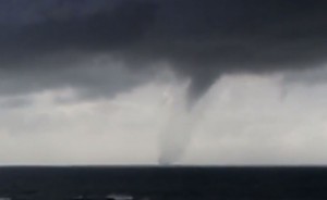 Cadea de tornados en Oia |  Imaxe vídeo Lila Pérez Gil