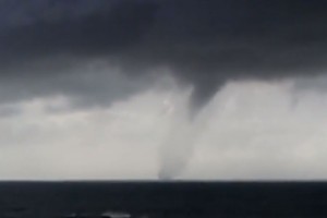 Cadea de tornados en Oia |  Imaxe vídeo Lila Pérez Gil