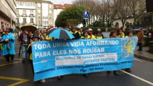 A plataforma de afectados polas preferentes do Val Miñor estivo presente na marcha - Imaxe CC BY-SA Praza Pública