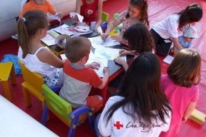 Nenos nun comedor xestionado pola Cruz Vermella