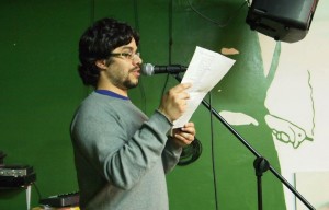 Ubaldo Cerqueiro lendo o manifesto de Vitaminas para o galego