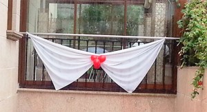 Os balcóns de Sabarís lucirán decorados cunha saba branca e globos vermellos