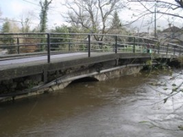 A ponte de Mañufe durante as crecidas de xaneiro.