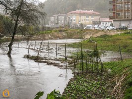 O río Miñor rebordou sobre na zona de obras do paralizado tanque de tormentas de Gondomar - Foto Gondomar.tv
