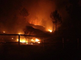 Zona do Ecoparque do Monte Tetón durante o incendio - Foto @antonestevez