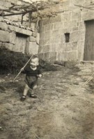 Eu na eira dos Patricios, comezando a camiñar. 1949