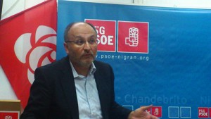 O deputado do PSdeG PSOE Abel Losada onte na sede dos socialistas de Nigrán