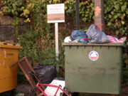 Barrios como o de Sabarís, acumulan diariamente grandes cantidades de lixo por falta de espazo nos contenedores