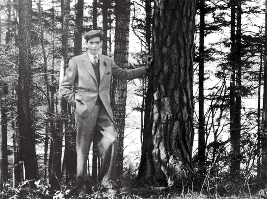 Julio Cortázar, apoiado sobre un dos piñeiros de Monte Lourido, en Nigrán, durante a súa viaxe a Galicia a finais dos anos cincuenta. | Imaxe colección CGAI