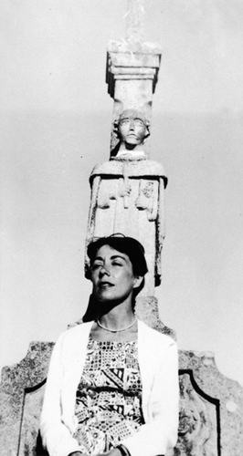  Aurora Bernárdez, dona de Cortázar, na ponte da Ramallosa | Imaxe colección CGAI