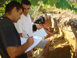 Os arqueólogos Xosé Lois Vilar e Eduardo Méndez do IEM n'O Cabrón.
