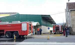 Efectivos do parque de bombeiros de Vigo durante a súa intervención