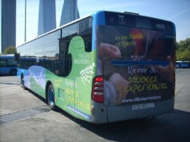 Autobús de Vilas Mariñeiras que percorre Madrid.