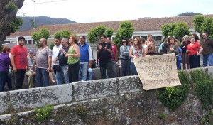 Os comerciantes realizaron unha protesta na ponte Vella de Sabarís