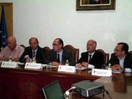 O presidente da Deputación de Pontevedra e o goberno municpal o día da presentación pública do proxecto.