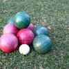 9052261-desgastado-bolas-petanca-rojo--verde-sobre-c-sped