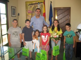Alberto Valverde xunto a Mireya Represa (de amarelo) e xogadores do Club de Xadrez Laroca.