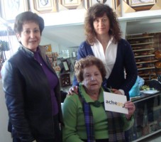 Esperanza Araújo, presidenta de ACHEGO coa propietaria de Bazar Maruxa na entrega do premio á gañadora.