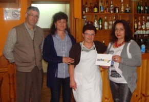 Esperanza Araújo cos propietarios da Taberna Novo Furancho e a gañadora do premio.