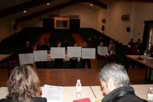 Os funcionarios do Concello de Gondomar recibiron aos concelleiros con carteis solidarizándose coas técnicas municipais.
