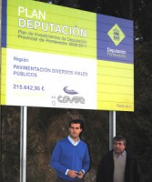 Alberto Valverde y Jose Álvarez baixo un cartel de obras da Deputación