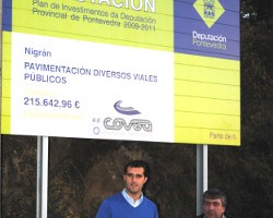 Alberto Valverde y Jose Álvarez baixo un cartel de obras da Deputación