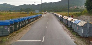 Os contenedores apílanse principalmente nuna das rúas de Porto do Molle.