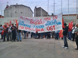 Sindicatos, concelleiros e veciños do Val Miñor protestan ás portas do Concello de Baiona.