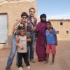 Familia miñorana cos nenos saharahuís nunha visita ao Sahara.