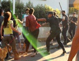 A policía carga contra os participantes