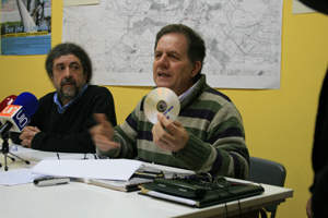 Anton Arauxo amosa un dos sopostos discos coas copias 