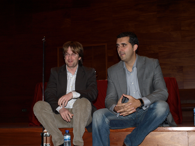 Francisco Menendez, presidente de Augas de Galicia, e Alberto Valverde nunha charla sobre o Canon da Auga en Prieuge